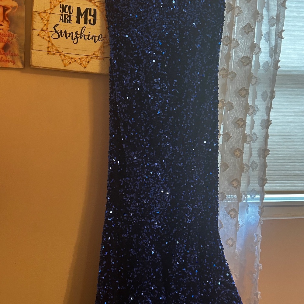 Blue sequence gown - Picture 2 of 4